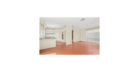 Spacious 5 Bedroom Family Home in Roxburgh Park - Photo 5