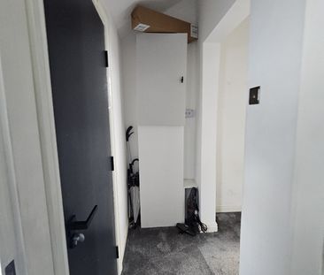 1 Bed Flat, Dickenson Road, M14 - Photo 5
