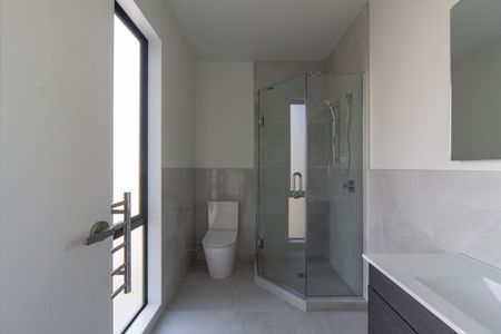 Near New Luxurious 3-Bedroom Home - Photo 5