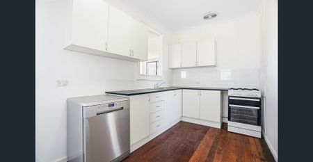 Freshly Painted 3 Bedroom Home, Renovated Kitchen, Fantastic Location! - Photo 5