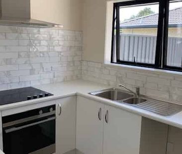 Modern House in Frimley - Photo 3