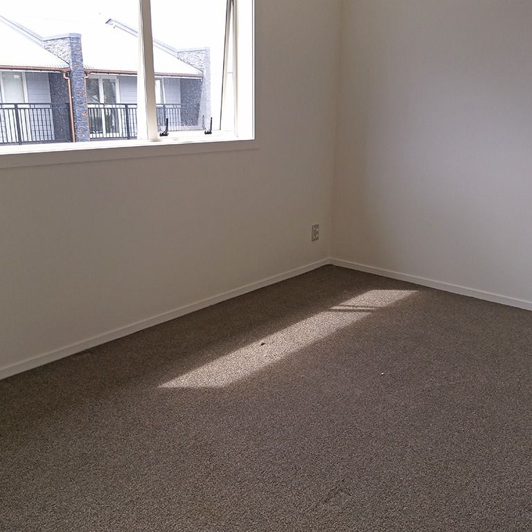 Townhouse Living in fully gated complex with 2 carparks - Photo 1
