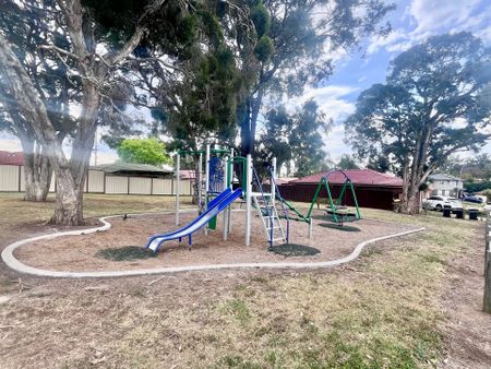 Lovely Home with New Paint&comma; Flooring & Air Con&excl; - Photo 5