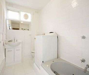 SPACIOUS TWO BEDROOM APARTMENT - Photo 4