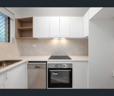 Freshly Renovated 1 Bedroom Apartment! - Photo 5