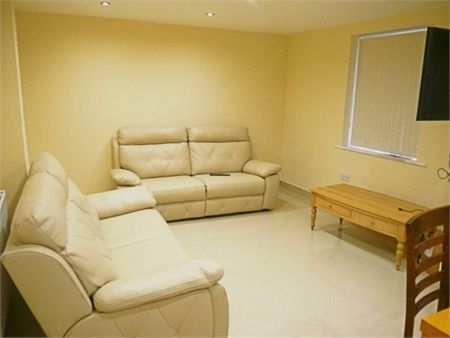 7 Bedroom Flat - Photo 2