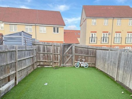 3 Bedroom House - Mid Terrace To Let - Photo 2