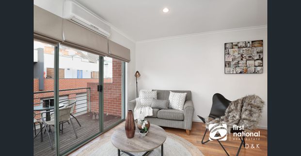 Stylish Three-Storey Townhouse in Prime Location! - Photo 1