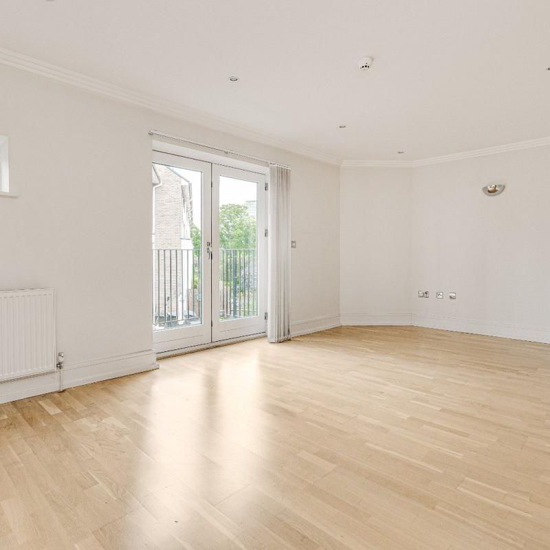 5 bedroom house in Brentford - Photo 1