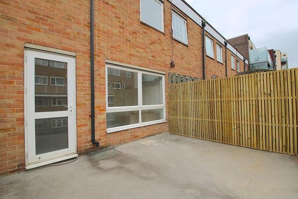 4 bedroom flat to rent - Photo 1