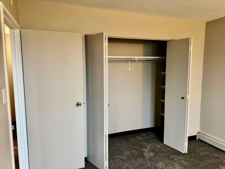 🏡 Newly Renovated 2 Bedroom - Photo 4