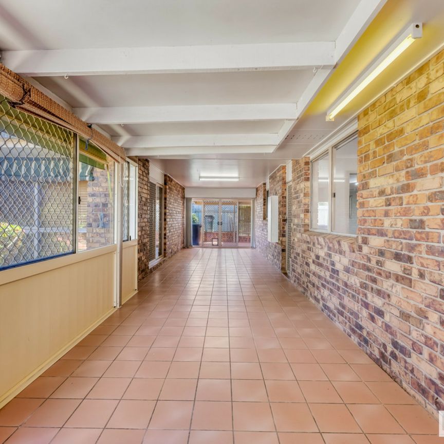 A REFINED RESIDENCE OFFERING COMFORT, SPACE & SUPERB PRACTICALITY - Photo 1