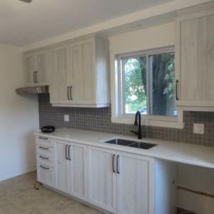 Logement à louer 6 1/2 sur 2 étages (Sous-sol et RDC). Propre et tranquille, près de tout (IGA, pharmacie, piste cyclable, arrêt d'autobus à proximit - Photo 2