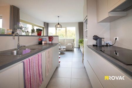 Prachtig afgewerkt en lichtrijk appartement op 2e verdieping met private autostaanplaats - Photo 4