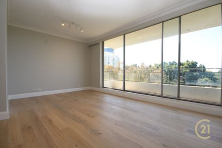 Luxury North-Facing Apartment – Renovated with High-End Finishes - Photo 4