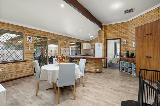 BEAUTIFULLY PRESENTED HOME! - Photo 1