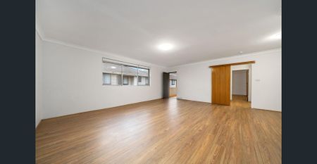 Spacious Top Floor Apartment - Photo 5