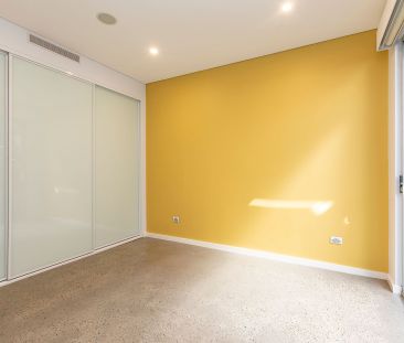 Tri-level Three Bedroom Terrace Residence - Photo 4