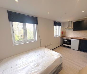 103 Raymond Crescent , GuildfordProperty for lettings - Seymours - Photo 4