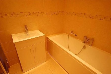 3 bedroom semi-detached house to rent - Photo 2