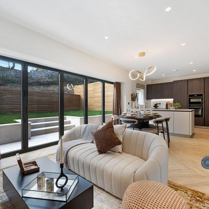 4 bedroom detached house to rent - Photo 1