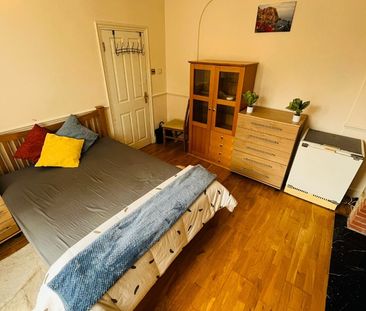 Room in a Shared House, Spacious Double Room In Streatham, SW16 - Photo 1