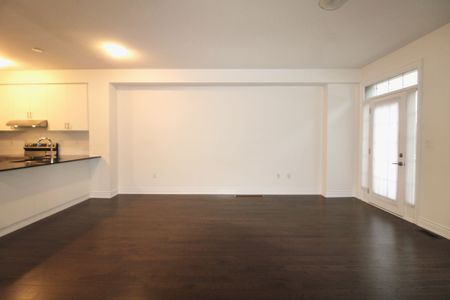 For Lease - 3 Terrain Court, East Gwillimbury, Ontario - Photo 2