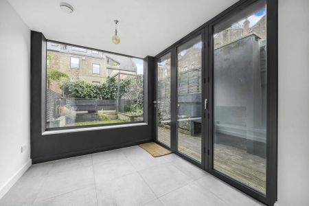 3 bedroom house in Stoke Newington - Photo 2