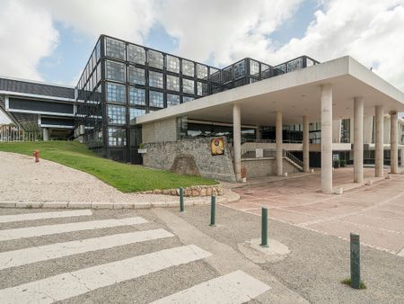 Apartamento T2 sem móveis em localização premium no centro do Estoril. - Foto 2