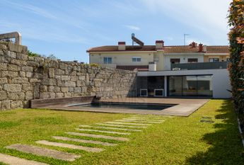 Moradia V5 em Senhora da Hora com jardim e piscina