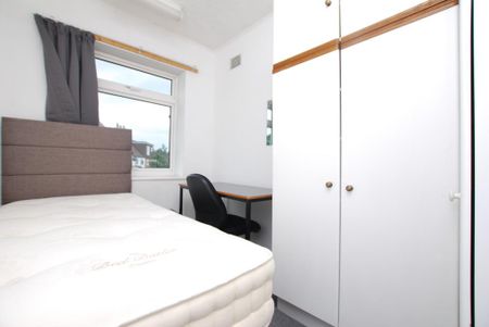 4 bedroom semi-detached house to rent - Photo 3