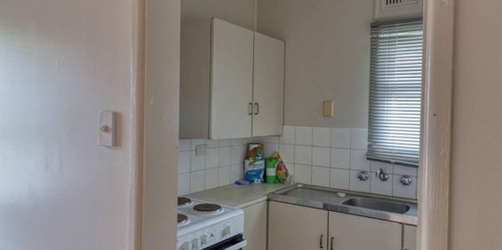 TIDY BEDSIT - Photo 3