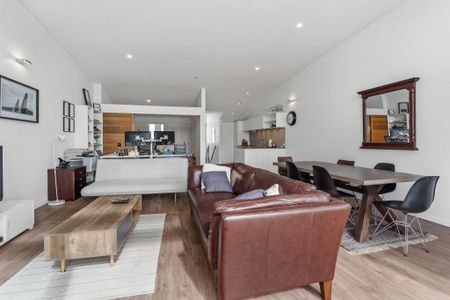 Harbour Views & City Vibes! - Photo 3