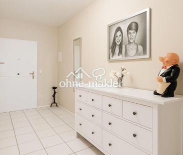 Geschmackvoll möblierte 2-Zimmer-Wohnung mit Skyline-Blick in Bad H... - Photo 1