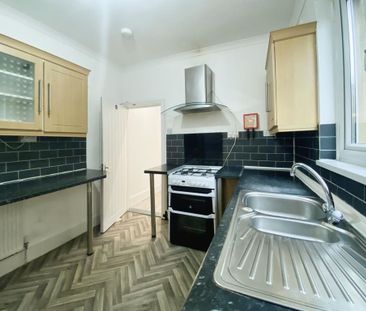 4 bedroom terraced house to rent - Photo 5