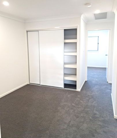 MOVE IN BEFORE CHRISTMAS-FULLY DUCTED AIRCONDITIONING-3 BED 2 BATH TOWNHOUSE - Photo 4