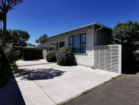 Spacious 4BR Home In Upper Riccarton - Photo 2