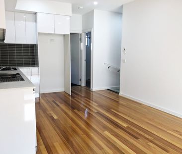 2/10 Lorensen Avenue, Coburg North VIC 3058 - Photo 3