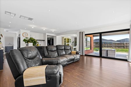 Massive Family Home - Photo 2