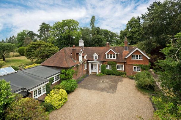 An idyllic Victorian coach house offering spacious and versatile accommodation with a large garden in the sought after Sands village. - Photo 1