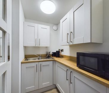 1 bedroom in a house share to rent - Photo 2