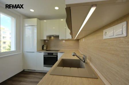 Pronájem bytu 3+1 po kompletní rekonstrukci, s lodžií - Fotografie 5