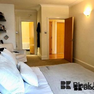Generous dual aspect apartment with private parking - Photo 2