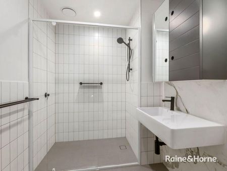 Stunning Sunny, Leafy Apartment - Photo 4