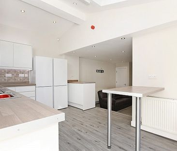 Stylish 4-Bed Ensuite Student House on Vibrant Ecclesall Road - Photo 5