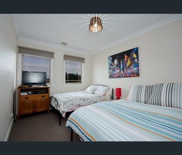 Stunning Townhouse in Prime Location - Photo 5