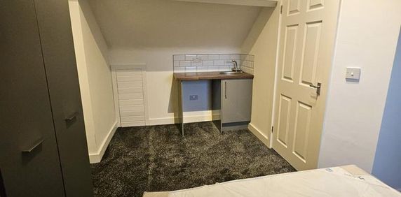 1 bedroom in a house share to rent - Photo 2