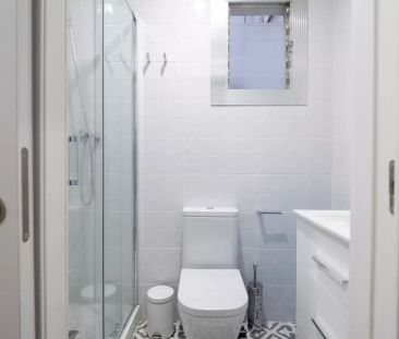 Room in a shared 7-bedroom apartment for rent in La Dreta de l'Eixample, perfect for professionals and students - Photo 2