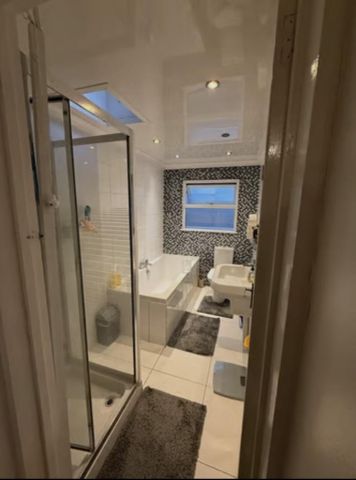 4 bedroom end of terrace house to rent - Photo 2