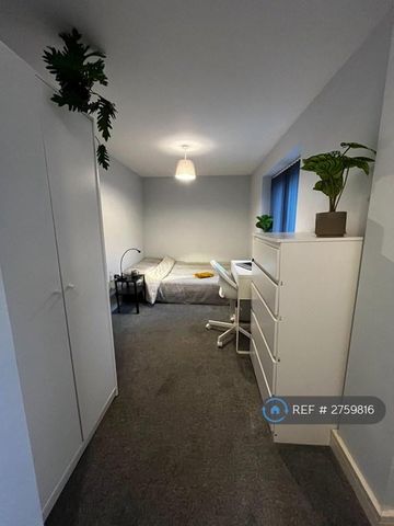 1 bedroom in a house share to rent - Photo 2